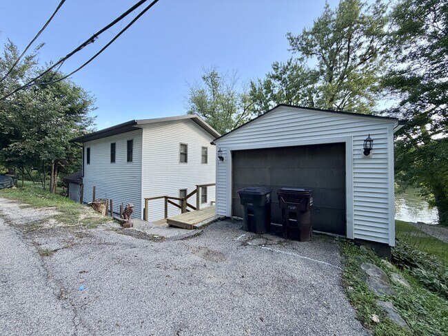 Building Photo - 4775 N River Rd