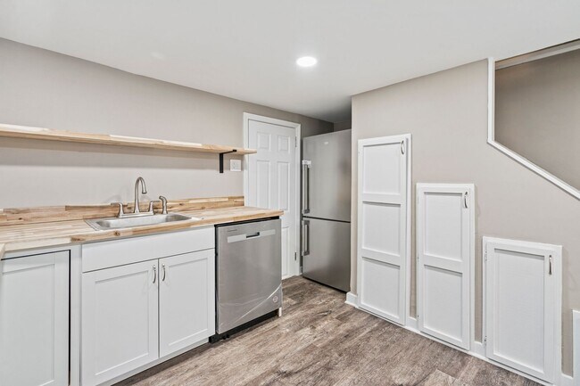 Building Photo - Recently Renovated 4 Bedroom Home in Swissvale - Available in March