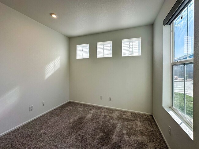 Building Photo - CORNER 3bd 2.5ba paired home in Trails Edge!