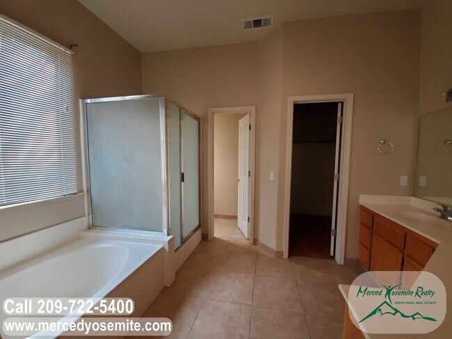 Building Photo - Hunters Village Phase 2. Do not disturb tenants.