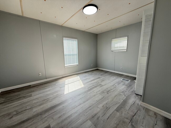 Building Photo - 256 Queen Mary Loop