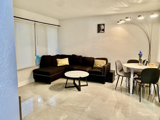 Building Photo - 1353 9th St