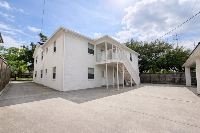 Building Photo - 2126 Banks St