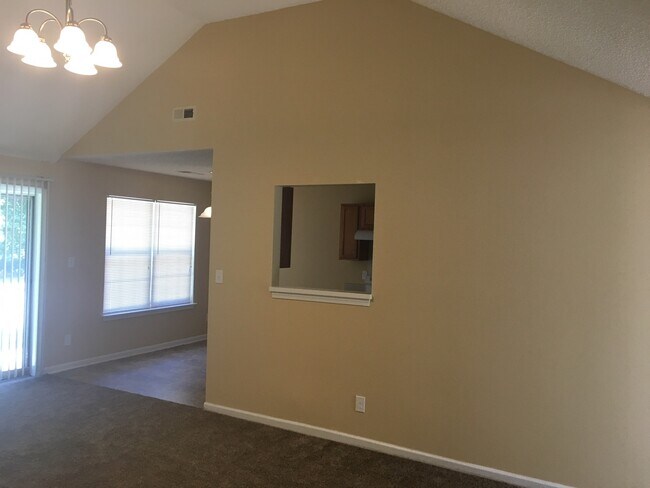 Building Photo - 3 bedroom 2 bathroom house