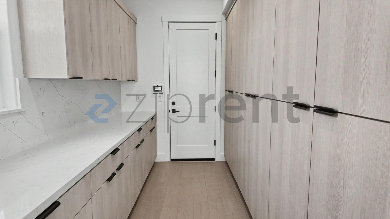 Building Photo - Unit