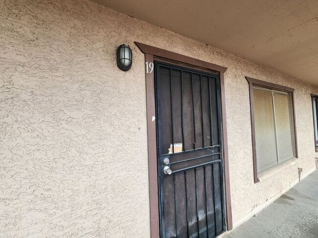 Building Photo - 595 N Royal Crest Cir
