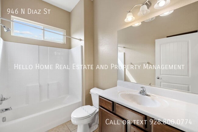 Building Photo - 946 N Diaz St