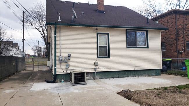 Building Photo - 28833 Groveland St