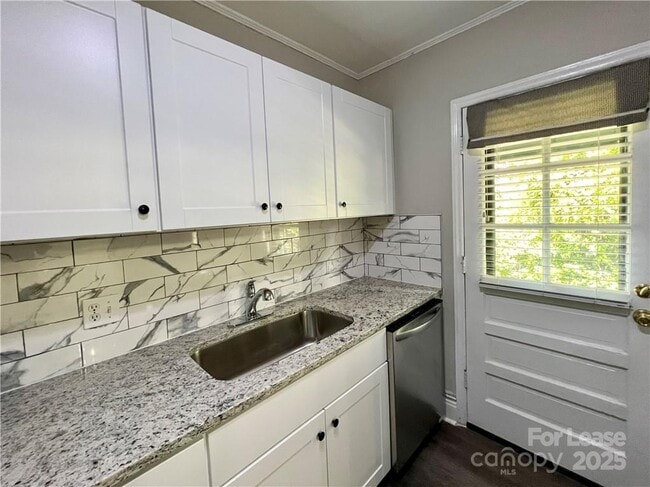 Building Photo - 204 N Laurel Ave