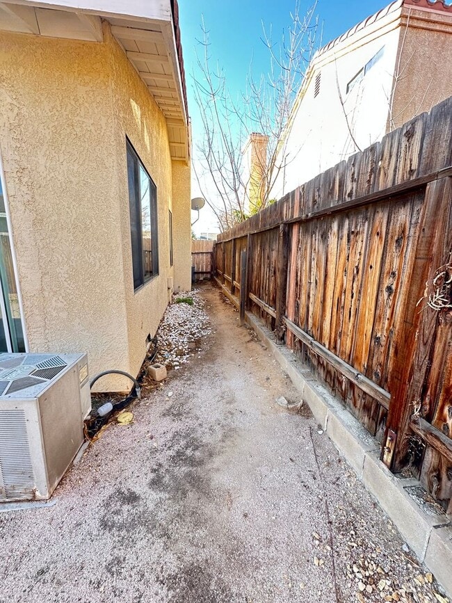 Building Photo - East Palmdale Home in Gated Community