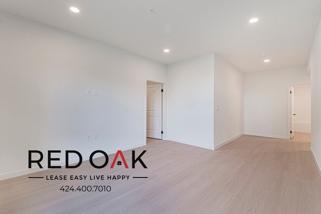 Building Photo - 856 S Gramercy Dr