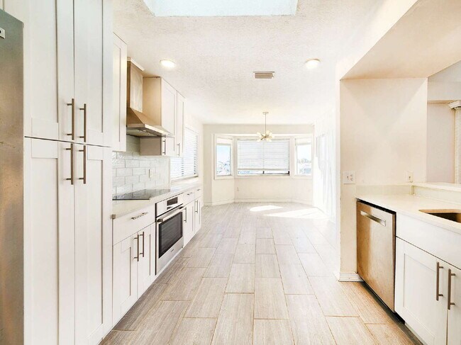 Building Photo - "3-Bed, 3-Bath Gem in New Port Richey with 2,233 Sq Ft of Living Space!"