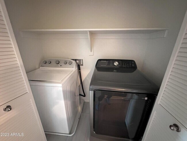 Building Photo - 1250 Abbey Ln