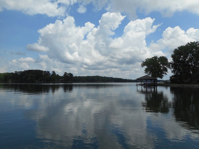 Building Photo - Lake Front 2-Bedroom Home on Beautiful Lak...