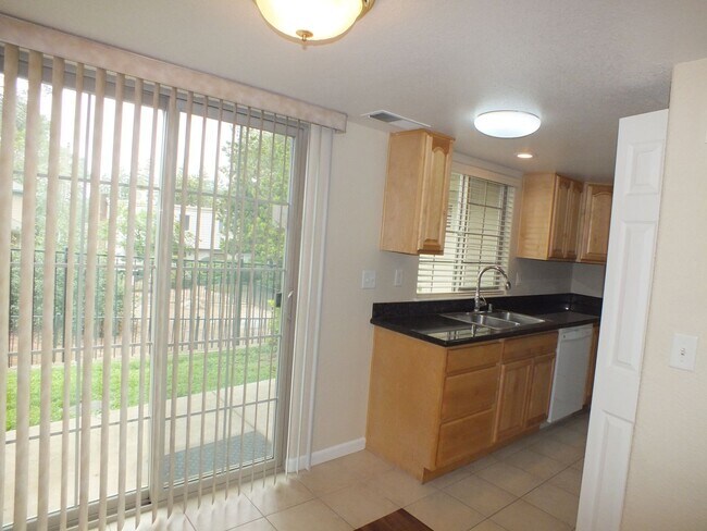 Building Photo - Cameron Park 2/1.5 townhouse style apt