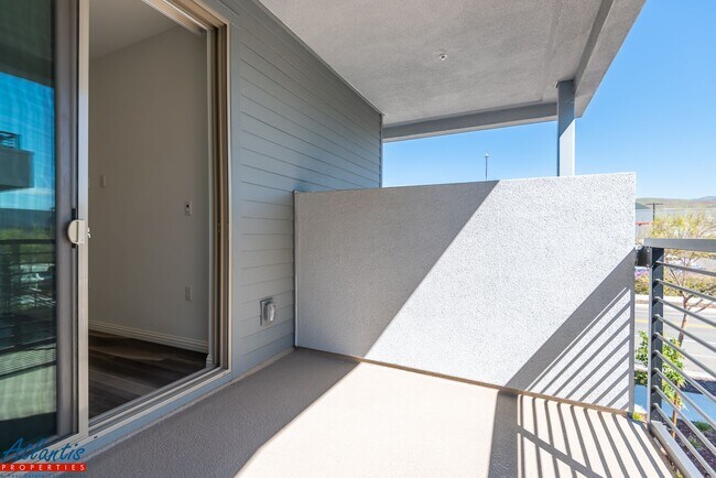 Building Photo - Newly Built Condo | Open Floor Plan | E.V. Outlet