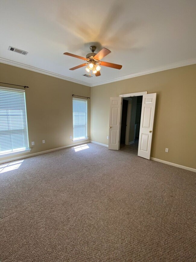 Building Photo - 3 Bed, 2 Bath in Worthington Lake