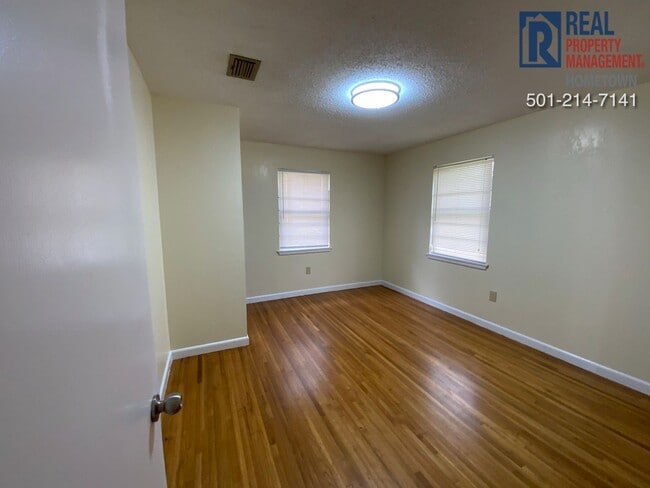 Building Photo - 711 W 54th St