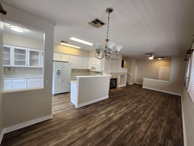 Building Photo - Beautiful remodeled 3 bedroom, 2.5 bath town home in Triana Scripps Ranch