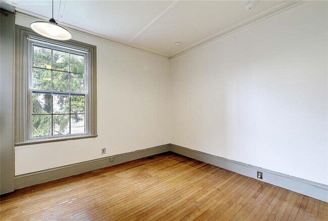 Building Photo - 26 Larch St