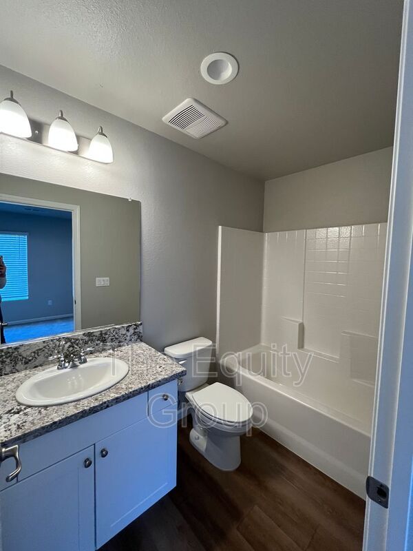 Building Photo - 418 S Summit St