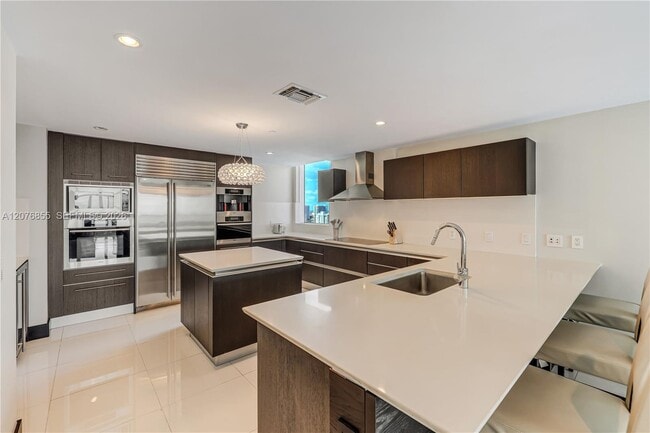 Building Photo - 17001 Collins Ave