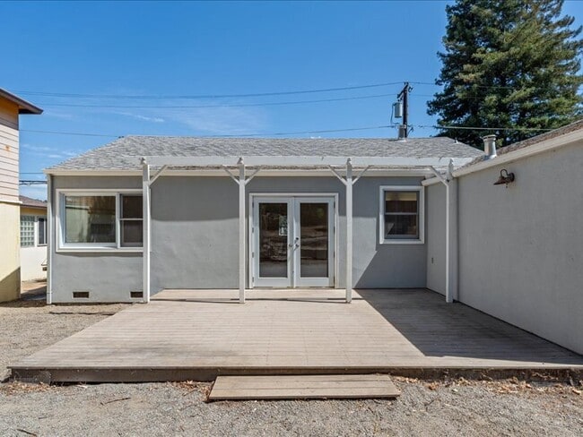 Building Photo - 827 University Ave