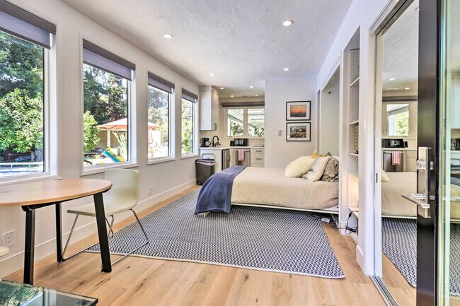 Building Photo - 155 E Creek Dr