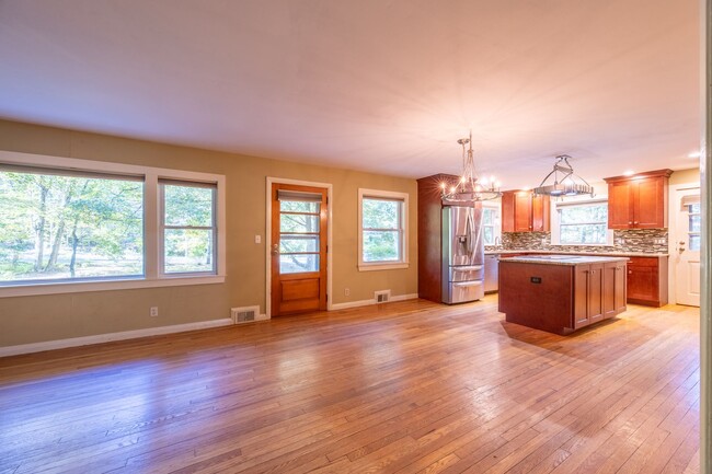 Building Photo - 3-Bedroom Ranch with Updated Kitchen