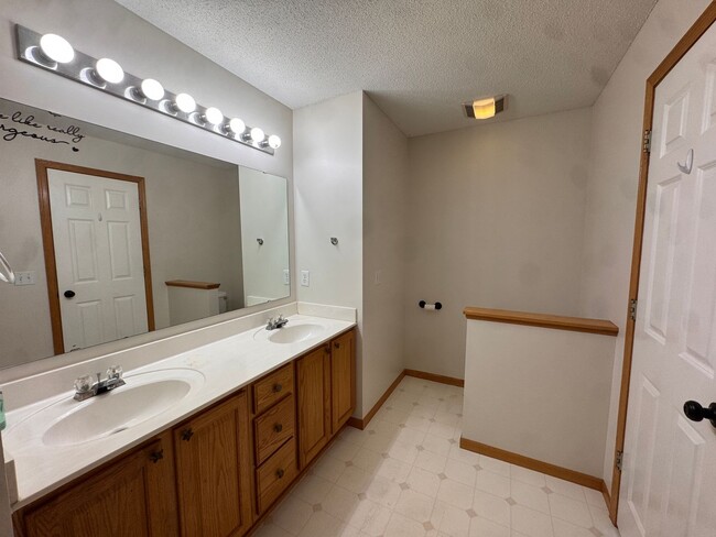 Building Photo - Luxurious 3 Bedroom, 2 Bathroom GORGEOUS townhome!