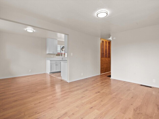 Building Photo - Move In Ready Midtown Dream Home