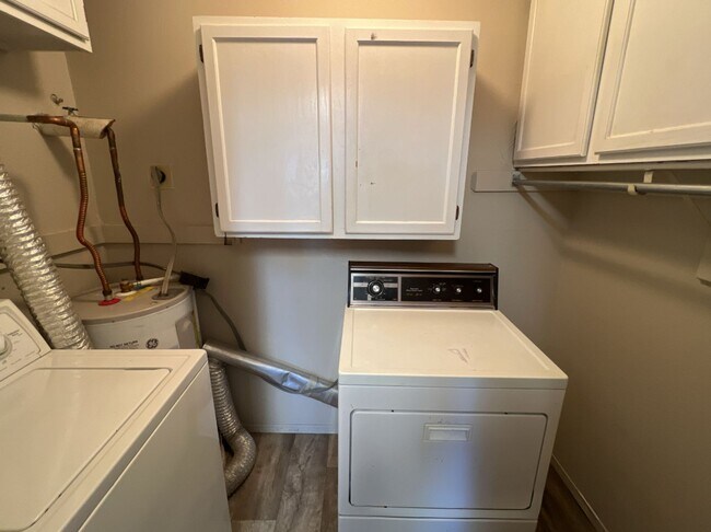 Building Photo - Prime Location! 1 bed 1 bath apartment near Sloan's Lake and Main Street Edgewater **Move-In Cred...