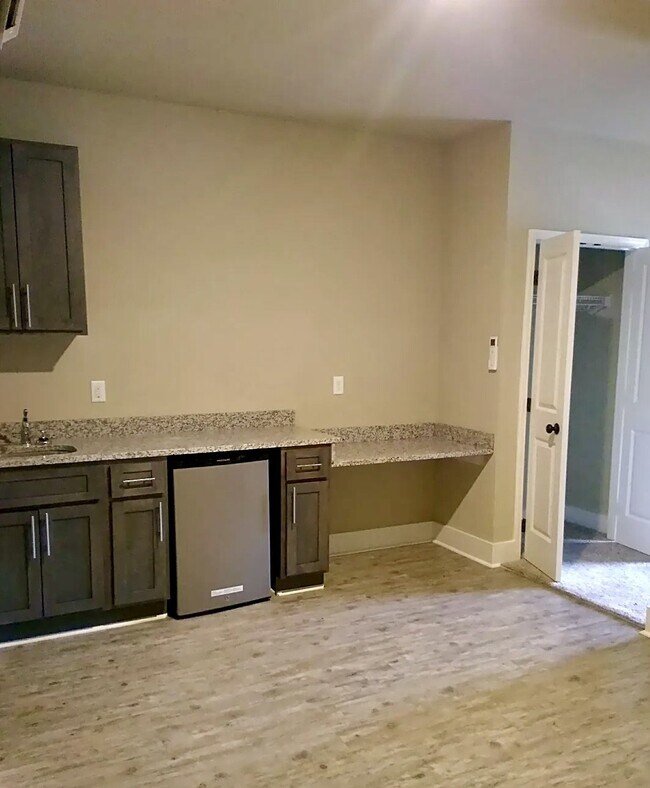 Building Photo - 1330 Maddux Ave