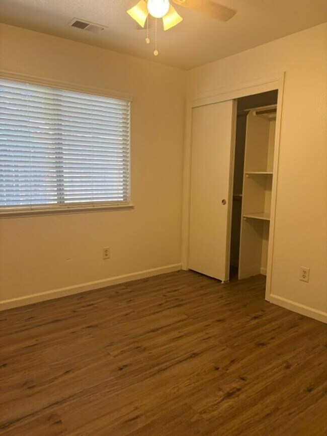 Building Photo - 10808 Sunset Canyon Dr