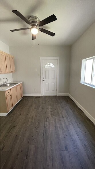 Building Photo - 424 W 7th Ave