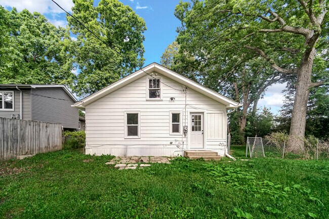 Building Photo - 34904 N Carvis Dr