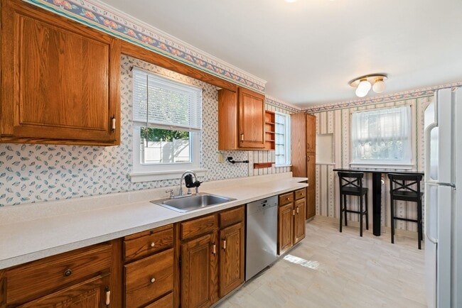 Building Photo - Newly Renovated 3Bd/1.5 Bath Home -- Avail...