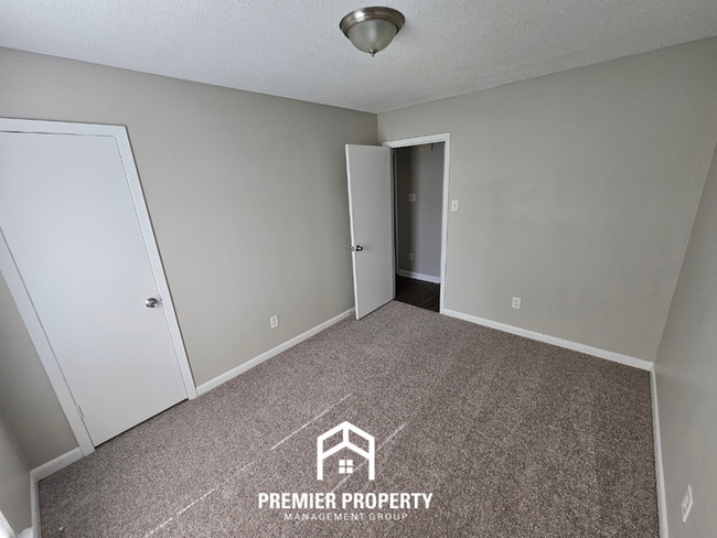Building Photo - Move-In Ready 3BR Gem in Memphis - Cozy Fireplace, Tile Dining & Private Yard