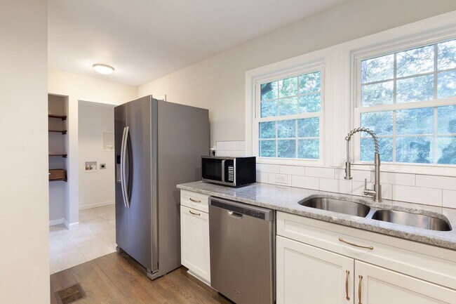 Building Photo - Renovated 3/2 w/ Fenced In Backyard and Courtyard!