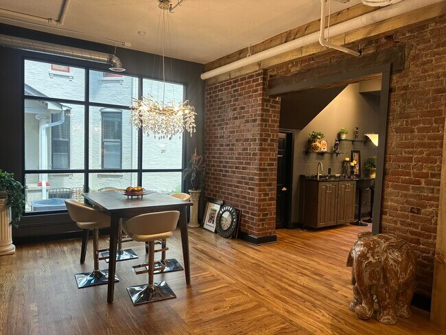 Building Photo - 275 S Limestone