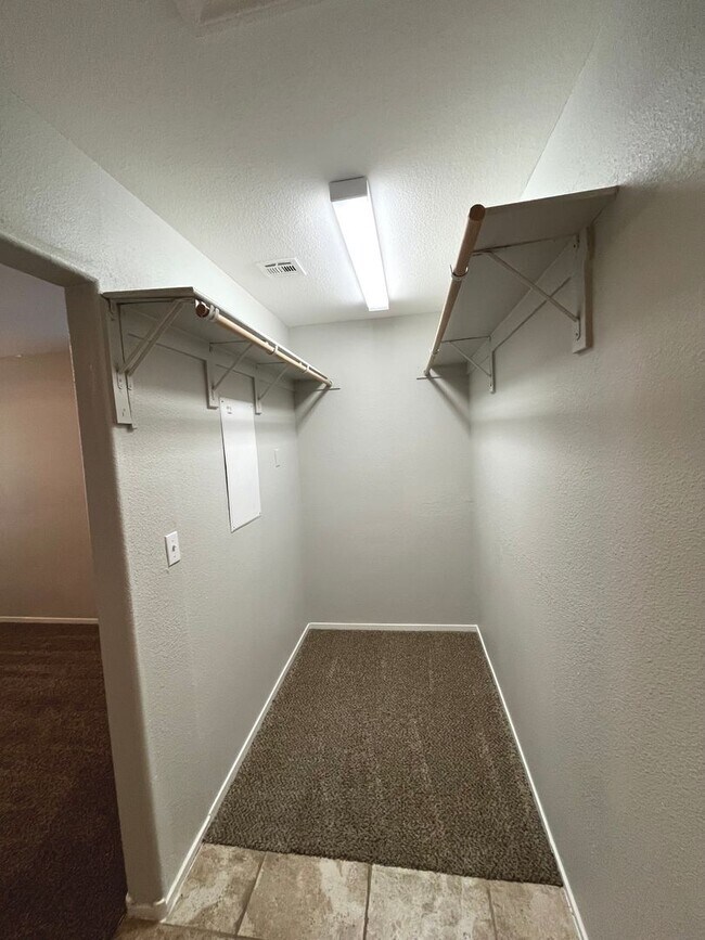 Building Photo - 1847 sq ft, 2 story, 4 Bedroom, 2 1/2 bath, 2 Car Garage home in the Vibrant city of Las Vegas.