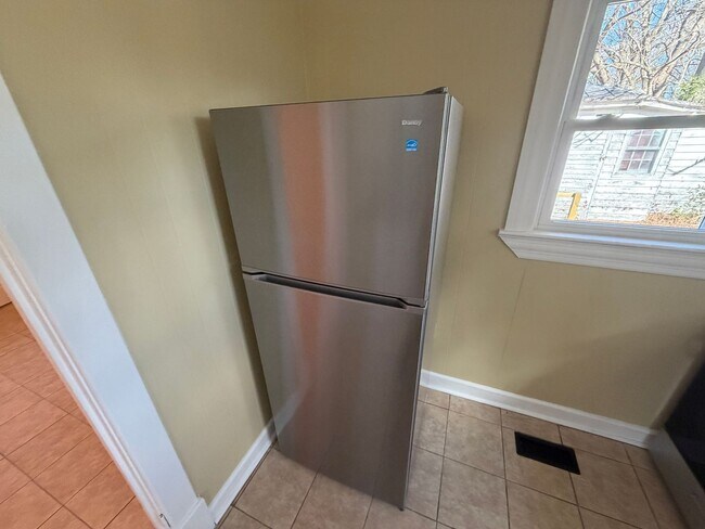 Building Photo - 2 Bedroom Brick House, Covered Porch, Hardwood floors, Central HVAC