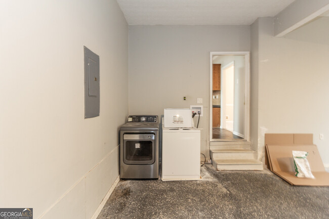 Building Photo - 155 Glenwood Ln