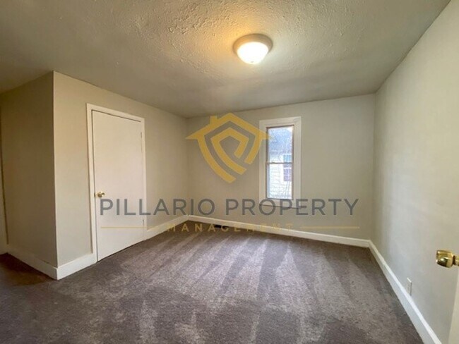 Building Photo - Spacious 3 Bedroom / 1 Bath Home Near Down...