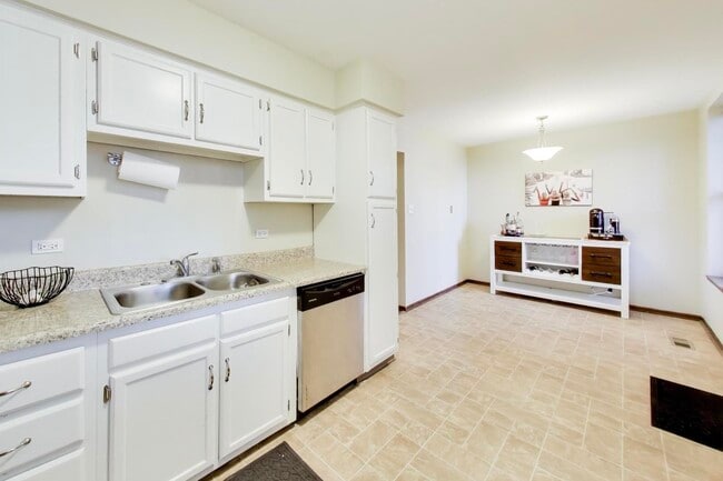 Building Photo - 922 W Fullerton Ave