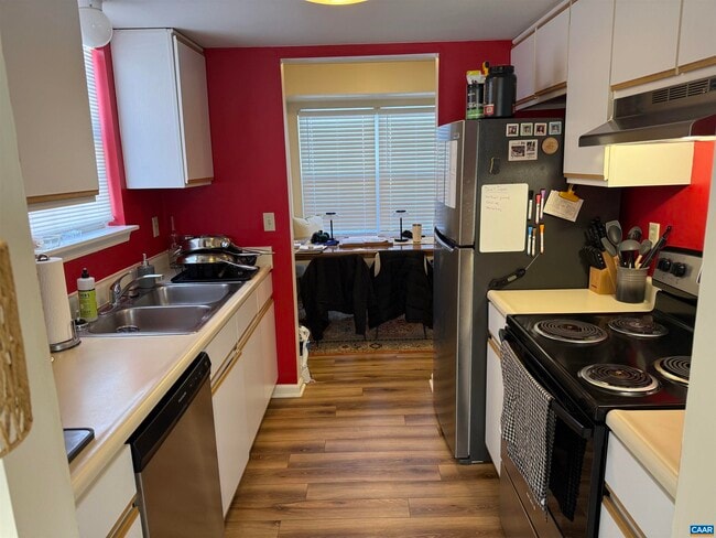 Building Photo - 121 Birdwood Ct