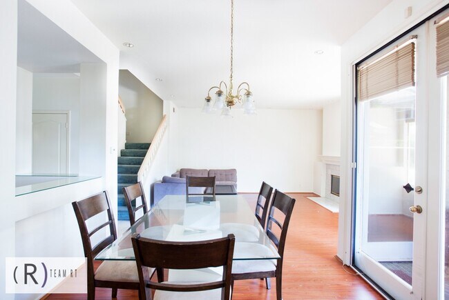Building Photo - Fully Furnished 3be/3ba Home in Desirable ...