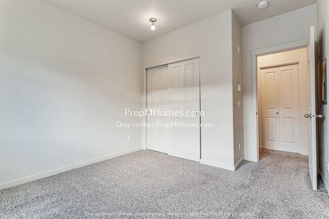 Building Photo - Beautiful Must See Two Bedroom Condo in Ce...