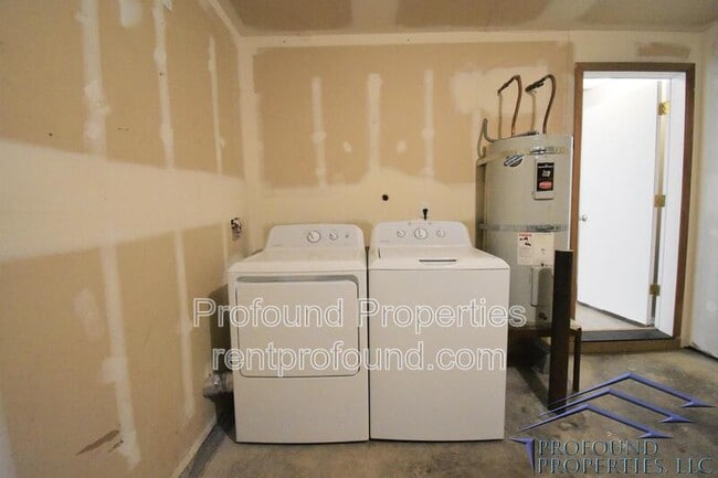 Building Photo - 1448 NE Thomas Ct