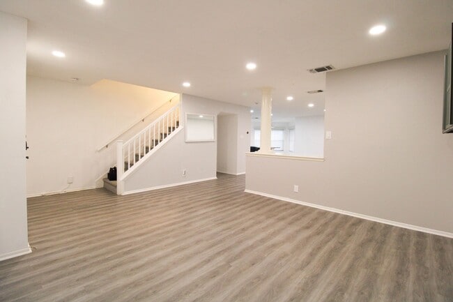 Building Photo - ************Move In Special- 2 WEEKS FREE Off 1st FULL MONTH************